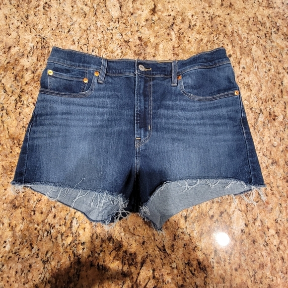 Levi's High-rise Jean Shorts in Carbon Copy Size 32 - Picture 3 of 8